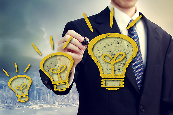 포토 JPG 해외이미지 손 남자 컨셉 비즈니스 전구 아이디어 창조 한명 사람 정장 펜 노란색 도시 비즈니스맨 그리기 큼 그림 분필 해외포토 1 옷 컬러 모션 신체부위 필기구 직장인 크기 초크 파일형식 이미지허브