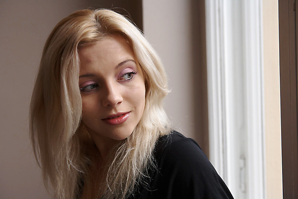 포토 JPG 해외이미지 백인 라이프스타일 긴머리 응시 여자 창문 청소년 실내 한명 사람 20대 내부 캐주얼 금발 희망 성인여자만 해외포토 서양인 1 헤어스타일 시선 옷 감정 청년 생활 여자만 성인만 파일형식 이미지허브