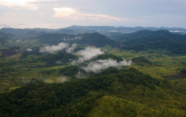 포토 JPG 해외이미지 바다 안테나 풍경 사람없음 야외 초록색 물 여름 전원 중앙 땅 해외포토 자연요소 계절 컬러 통신 전기에너지 파일형식 이미지허브