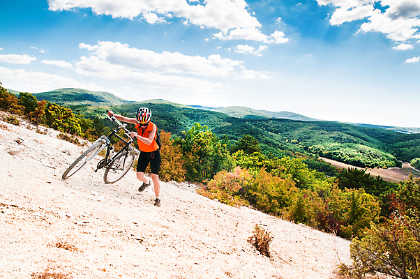 포토 JPG 해외이미지 백인 직업 남자 스포츠 여행 포즈 모션 자연 하늘 산 한명 사람 경사 소년 야외 파란색 자전거 경쟁 장비 흰색 바퀴 승차 헬멧 언덕 속도 순환 장면 사이클링 라이더 바이킹 산악자전거 해외포토 서양인 1 어린이 컬러 컨셉 바이크 보호장비 육상스포츠 생태계 파일형식 이미지허브