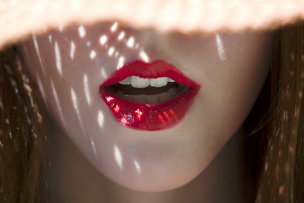 포토 JPG 해외이미지 얼굴 키스 한명 야외 뷰티 유행 화장품 화려 치아 입술 열정 턱 성욕 세련 해외포토 1 감정 컨셉 사람 신체부위 소화기관 애정표현 욕망 파일형식 이미지허브