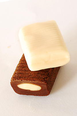 포토 JPG 해외이미지 음식 조각 2 디저트 사탕 사람없음 갈색 쌓기 과자 초콜릿 기쁨 흰색 그룹 달콤 설탕 먹기 심플 칼로리 흙더미 맛있는 해외포토 감정 컬러 모션 흙 맛 파일형식 더미 이미지허브