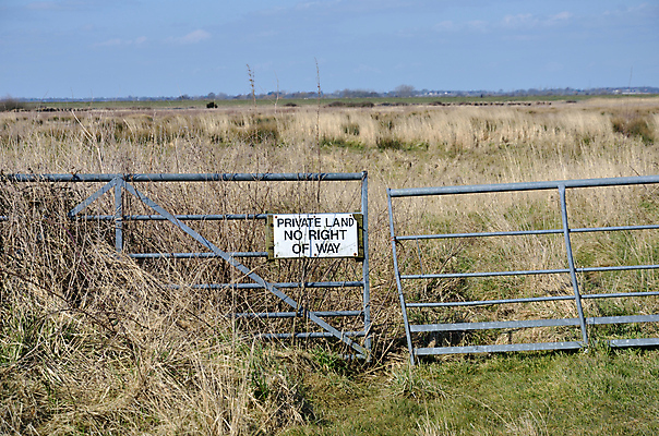 포토 JPG 해외이미지 여행 밭 농업 자물쇠 경고 풍경 초원 사람없음 야외 목재 초록색 파란색 햇빛 뷰티 농장 농경지 갈색 시골 재산 땅 사인 보안 대문 공지사항 유지 밭일 사생활 해외포토 나무 산업 컬러 재료 안전 금융 태양 문 파일형식 이미지허브