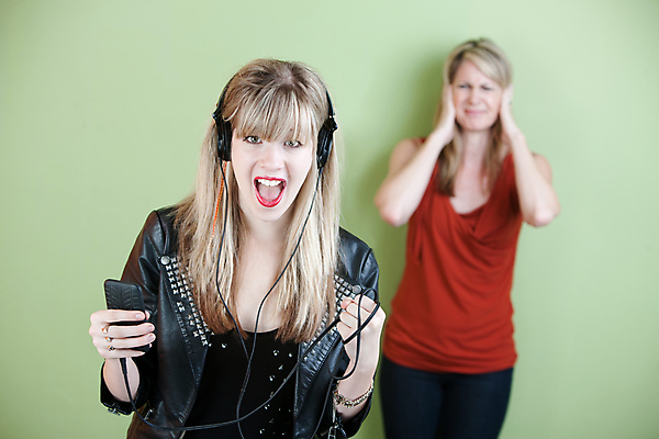 포토 JPG 해외이미지 백인 캐릭터 여자 딸 감정 어린이 음악 2 노래 가족 관계 엄마 미소 20대 성인 두명 청춘 헤드폰 재킷 듣기 분노 흰색 자녀 표현 좌절 닫기 가죽 복고 귀 시끄러움 80대 비명 플레이어 해외포토 서양인 노년 컬러 음향기기 컨셉 모션 문화예술 표정 사람 청년 신체부위 외투 파일형식 이미지허브