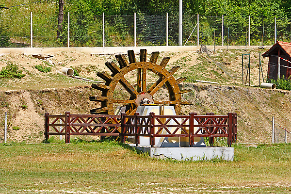 포토 JPG 해외이미지 모션 사람없음 야외 건물 목재 물 강 힘 흐름 에너지 수확 바퀴 개울 칼날 복고 회전 방앗간 되감기 옛날 해외포토 자연요소 나무 건축물 컨셉 농업 재료 파일형식 이미지허브