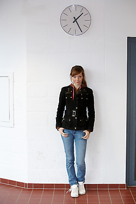 포토 JPG 해외이미지 전신 백인 학생 긴머리 응시 여자 교육 벽 시계 학교 갈색머리 실내 관리 한명 서기 사람 내부 건물 10대 캐주얼 마주보기 기댐 재킷 청바지 시간 복도 기다림 주머니 싱글 해외포토 서양인 1 헤어스타일 건축물 시선 옷 바지 모션 청소년 외투 파일형식 이미지허브