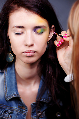 포토 JPG 해외이미지 백인 모델 직업 손 여자 얼굴 한명 사람 성인 치료 뷰티 유행 화장품 붓 화려 닫기 어플리케이션 속눈썹 피부 입술 그림 만들기 예술가 아이섀도 스타일 신청 해외포토 서양인 1 컨셉 의학 모션 신체부위 눈썹 파일형식 이미지허브