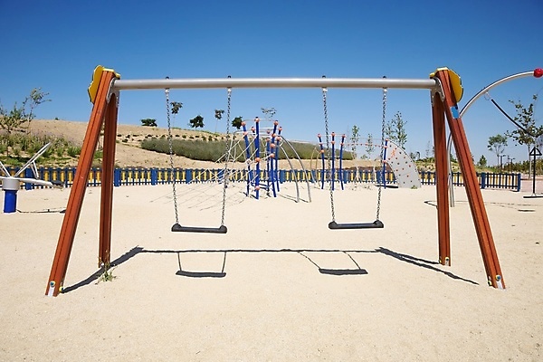 포토 JPG 해외이미지 식물 외관 공원 유럽 지구 모래 벤치 의자 놀이 휴식 거리 그림자 앉기 사람없음 야외 파란색 금속 검은색 장비 게임 바위 도시 스페인 놀이터 플라스틱 타일 오브젝트 그네 일반 땅바닥 마드리드 해외포토 공공시설 나라 컬러 가구 컨셉 모션 재질 바닥 돌_바위 파일형식 이미지허브