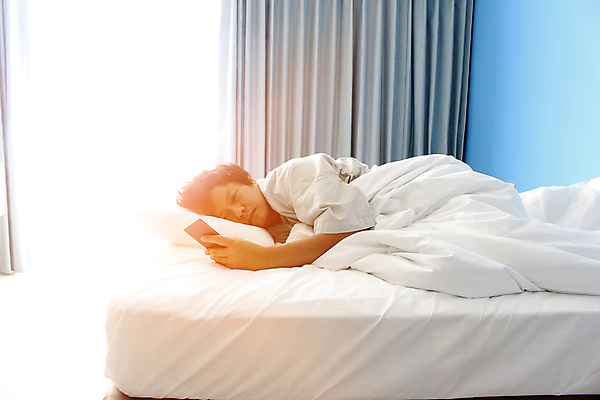 포토 JPG 해외이미지 라이프스타일 손 남자 행복 얼굴 컨셉 통신 놀이 모바일 피곤 한명 스마트폰 핸드폰 디지털 스크린 검은색 침실 꿈 환자 흰색 침대 잡기 잠 야간 연결 불안 스마트 걱정 낮잠 두통 부담 심각 취침시간 몽환 셀룰러 중독자 해외포토 자연요소 1 감정 컬러 가구 의학 모션 사람 생활 신체부위 전자제품 스마트기기 질병 파일형식 이미지허브