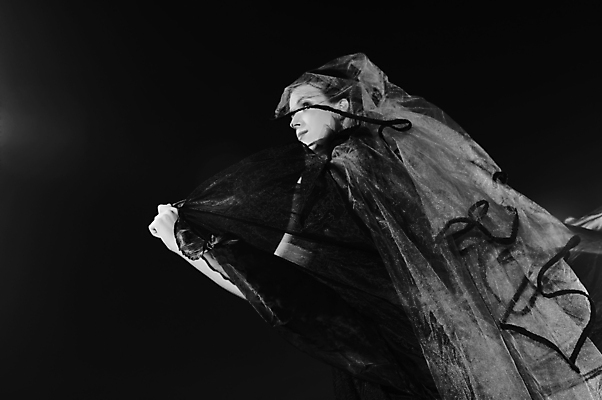 포토 JPG 해외이미지 모델 1 응시 드레스 여자 행복 얼굴 포즈 결혼 백그라운드 결혼식 천사 갈색머리 사랑 사람 성인 사람없음 빨간색 뷰티 유행 검은색 어둠 낭만 흰색 가운 우아함 야간 악마 공상 베일 흡혈귀 스타일 해외포토 자연요소 헤어스타일 시선 옷 감정 컬러 컨셉 이벤트 신체부위 파일형식 이미지허브