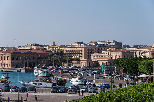 포토 JPG 해외이미지 구름 유럽 바다 섬 여행 건축양식 교통시설 하늘 낚시 주택 항해 파노라마 풍경 사람없음 야외 물 파란색 도시풍경 항구 이탈리아 흰색 도시 만 보트 지중해 함선 포트 타운 해외포토 자연요소 건축 나라 컬러 교통 배_교통 레저 촬영기법 건물 시설 파일형식 이미지허브