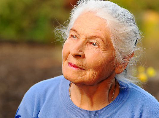 포토 JPG 해외이미지 백인 1 웰빙 여자 노년 행복 감정 얼굴 백그라운드 자연 건강 한명 미소 웃음 사람 성인 야외 빛 햇빛 회색 흰색 표현 주름 은퇴 옛날 진짜 유일 표현성 해외포토 서양인 컬러 표정 신체부위 태양 생태계 파일형식 이미지허브