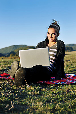 포토 JPG 해외이미지 백인 학생 라이프스타일 계절 공원 여자 교육 행복 인터넷 자연 하늘 휴가 함께함 한명 미소 웃음 사람 성인 야외 10대 초록색 파란색 노트북 스터디 컴퓨터 청춘 뷰티 공책 기쁨 가을 업무 무선전화기 해외포토 서양인 1 공공시설 감정 컬러 컨셉 청소년 문구용품 표정 생활 전자제품 학습 작업 전화기 생태계 파일형식 이미지허브