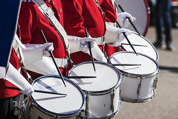 포토 JPG 해외이미지 음악 유니폼 놀이 휴가 타악기 서기 사람 이벤트 사람없음 야외 옆모습 초록색 축제 힘 소리 콘서트 공연 연주자 음악가 흰색 기구 축하 악단 막대기 선택 군중 군용 드럼 쇼 트럼펫 육군 병정 오케스트라 놋쇠 드러머 리듬 뮤지컬 실행 줄서기 행진 영광군 해외포토 직업 옷 악기 뷰포인트 컬러 컨셉 모션 문화예술 군대 전라남도 금관악기 파일형식 이미지허브