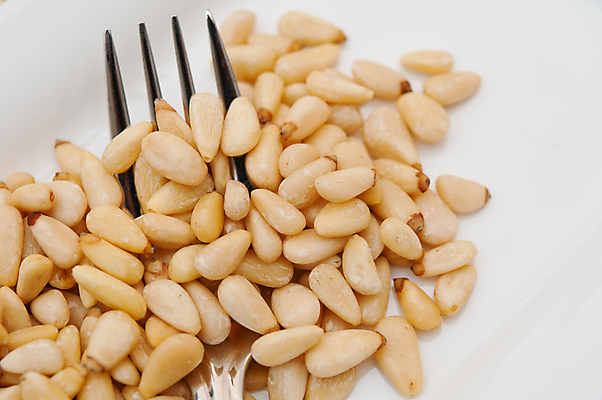 포토 JPG 해외이미지 아시아 음식 포크 잎 재료 건조 건강 요리 씨앗 동양인 사람없음 흰색 기구 소나무 맛 먹기 준비 채식주의자 맛있는 해외포토 나무 식물 식기 나라 컬러 컨셉 모션 인종 채식 파일형식 이미지허브