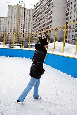 포토 JPG 해외이미지 1 여자 스포츠 포즈 겨울 신체 모션 한명 사람 파란색 금발 얼음 검은색 재킷 스케이트 스케이팅 청바지 싱글 해외포토 자연요소 헤어스타일 계절 스포츠용품 컬러 바지 겨울스포츠 외투 파일형식 이미지허브