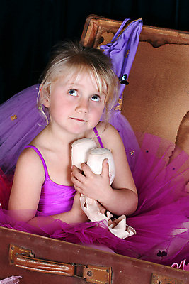 포토 JPG 해외이미지 백인 딸 행복 어린이 건강 한명 미소 금발 뷰티 여행가방 달콤 작음 발레 발레복 해외포토 서양인 1 헤어스타일 옷 감정 가방 가족 표정 사람 춤 맛 크기 파일형식 이미지허브