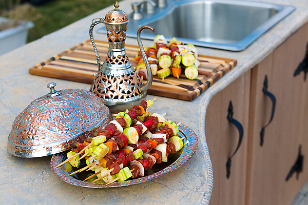 포토 JPG 해외이미지 라이프스타일 접시 음식 토마토 부분 양파 주택 도마 건강 육류 스테이크 요리 사람없음 야외 여름 주방 식사 저녁식사 소고기 신선 뜨거움 꼬치 그릴 바비큐 굽기 지중해 허브 싱크대 후추 유리주전자 구리 아랍어 주키니 콘크리트 맛있는 해외포토 식물 식기 계절 바다 채소 식재료 유리 주전자 주방용품 서양음식 건물 생활 원소 구이 향신료 개수대 파일형식 이미지허브