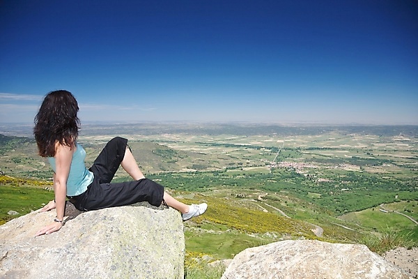 포토 JPG 해외이미지 라이프스타일 여자 유럽 스포츠 여행 셔츠 바지 자연 하늘 휴가 휴식 산 한명 사람 앉기 풍경 성인 야외 가로 초록색 여름 파란색 계곡 검은색 봄 트래킹 바위 흰색 시골 스페인 정상 언덕 절정 혼자 수평선 해외포토 1 계절 나라 컬러 컨셉 상의 모션 하의 레저 생활 돌_바위 생태계 파일형식 이미지허브