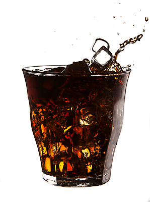 포토 JPG 해외이미지 음료 와인잔 유리 사람없음 반사 갈색 얼음 침묵 습기 젖음 흐름 추위 가을 흰색 신선 칵테일 투명 액체 떨어짐 이슬 시원함 큐브 콜라 부드러움 분무기 해외포토 자연요소 계절 컬러 컨셉 술잔 재질 주류 소리 감각 탄산음료 파일형식 이미지허브