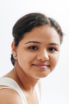 포토 JPG 해외이미지 응시 티셔츠 갈색머리 한명 미소 동양인 정상 미끄러짐 수줍음 어깨 길이 해외포토 1 헤어스타일 시선 감정 셔츠 모션 표정 사람 인종 신체부위 파일형식 이미지허브