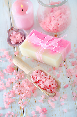 포토 JPG 해외이미지 리본 분홍색 유리병 사람없음 스파 조개껍데기 오브젝트 아로마 스파용품 비누 향초 아로마테라피 스쿱 입욕소금 해외포토 컬러 초 병_용기 조개 위생용품 미용용품 소금 테라피 파일형식 이미지허브