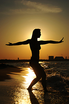 포토 JPG 해외이미지 구름 감정 실루엣 한명 컬러풀 저녁 싸움 해외포토 자연요소 1 컬러 모션 촬영기법 사람 야간 파일형식 이미지허브