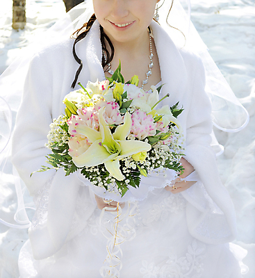 포토 JPG 해외이미지 손 커플 드레스 여자 남자 꽃 꽃다발 결혼 신혼부부 결혼식 함께함 관리 사랑 사람 정장 사람없음 빨간색 장미 흰색 반지 잡기 악단 가운 약혼 해외포토 식물 부부 옷 감정 음악 컬러 컨셉 장신구 관계 모션 이벤트 신체부위 약속 신혼 파일형식 이미지허브