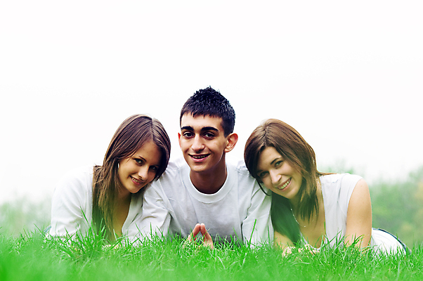 포토 JPG 해외이미지 학생 여자 남자 행복 감정 얼굴 스포츠 하늘 성공 함께함 3 사랑 웃음 사람 소년 야외 10대 세명 초록색 친구 컬러풀 봄 우정 기쁨 그룹 큼 시원함 내추럴 해외포토 계절 어린이 컬러 컨셉 관계 청소년 표정 신체부위 크기 파일형식 이미지허브