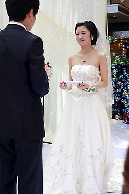 포토 JPG 해외이미지 식물 손 커플 여자 남자 꽃 행복 리본 꽃다발 결혼 백그라운드 잎 가족 관계 신혼부부 결혼식 추상 미래 함께함 사랑 사람 성인 두명 뷰티 장미 머리 낭만 벚꽃 흰색 축하 반지 악단 배열 어깨 시작 부드러움 접수 해외포토 부부 감정 음악 컬러 컨셉 무늬 장신구 이벤트 신체부위 감각 신혼 파일형식 이미지허브