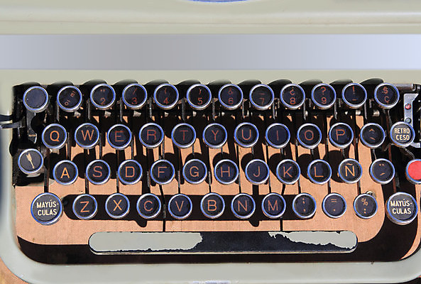 포토 JPG 해외이미지 알파벳 종이 백그라운드 비즈니스 텍스트 사람없음 사무실 금속 검은색 기계 장비 수확 골동품 타이핑 키보드 기록 역사 인쇄 편지 작가 오브젝트 문서 복고 슛 타자기 무거움 구식 스페인어 옛날 철강 회복 해외포토 직업 영어 컬러 컨셉 농업 재질 무게 파일형식 이미지허브