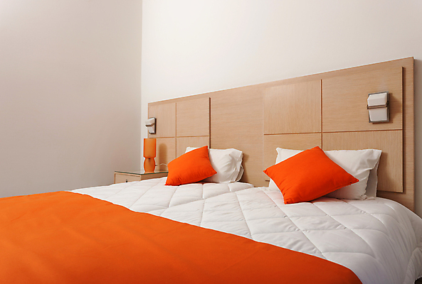 포토 JPG 해외이미지 베개 침구 호텔 휴식 조명 실내 사람없음 인테리어 침대 스탠드 서랍장 객실 해외포토 디자인 가구 컨셉 숙소 내부 파일형식 이미지허브