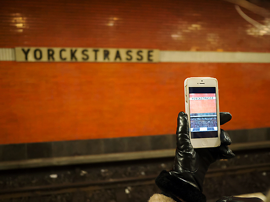 포토 JPG 해외이미지 손 유럽 겨울 독일 실내 사람없음 신체부위 스마트폰 여행객 기차 추위 오브젝트 베를린 아이폰 해외포토 계절 나라 육상교통 대중교통 사람 내부 핸드폰 스마트기기 파일형식 이미지허브