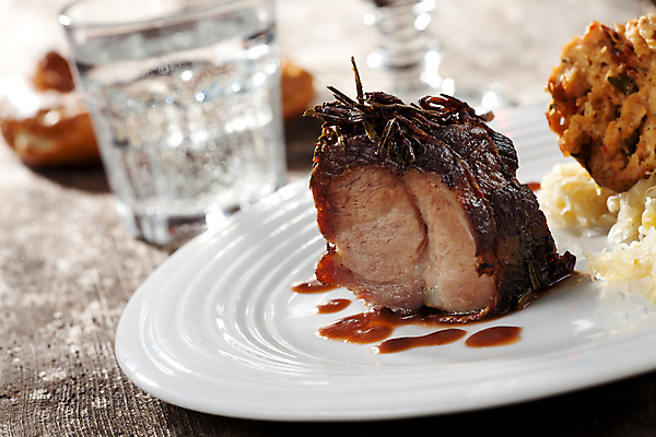 포토 JPG 해외이미지 식기 접시 빵 백그라운드 유리 육류 돼지고기 사람없음 목재 물 반사 와인 식사 흐름 시골 신선 돼지 떨어짐 굽기 향신료 잔치 로즈메리 브레첼 해외포토 자연요소 나무 음식 컨셉 식재료 재료 포유류 재질 디저트 주류 구이 허브 향미료 파일형식 이미지허브