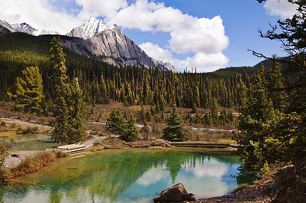 포토 JPG 해외이미지 나무 공원 호수 여행 잎 캐나다 자연 하늘 아침 휴가 산 사람없음 야외 파란색 강 햇빛 반사 골짜기 계곡 침묵 캠핑 하이킹 흐름 소나무 개울 숲 빙하 내추럴 밴프 앨버타 전국 해외포토 주간 식물 공공시설 컬러 컨셉 북아메리카 레저 태양 소리 생태계 파일형식 이미지허브