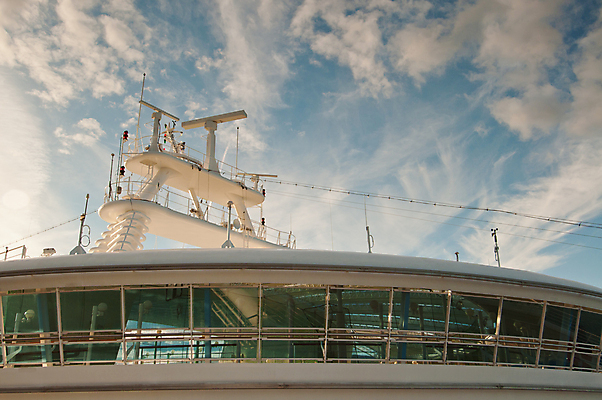 포토 JPG 해외이미지 구름 백그라운드 통신 하늘 항해 안테나 사람없음 파란색 자료 장비 인공위성 정보 크루즈 시설 돛대 소통 레이더 해외포토 자연요소 컬러 컨셉 배_교통 파일형식 이미지허브