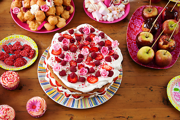 포토 JPG 해외이미지 어린이 음식 분홍색 다이어트 과일 탁자 딸기 디저트 사탕 사람없음 장식 빨간색 컬러풀 파티 케이크 대접 생일 달콤 맛 사과 설탕 컵케이크 비만 크림 잔치 산딸기 층 해로움 막 맛있는 해외포토 기념일 컬러 가구 컨셉 건강 사람 이벤트 몸매 파일형식 이미지허브