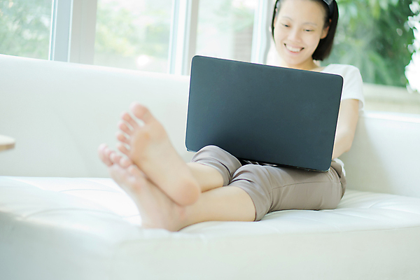 포토 JPG 해외이미지 백인 모델 1 라이프스타일 응시 여자 교육 행복 인터넷 통신 휴식 주택 실내 한명 미소 사람 앉기 20대 성인 노트북 컴퓨터 소파 금발 뷰티 공책 웹 방 흰색 업무 각도 해외포토 서양인 헤어스타일 시선 감정 컬러 컨셉 의자 모션 문구용품 표정 청년 내부 건물 생활 전자제품 작업 파일형식 이미지허브