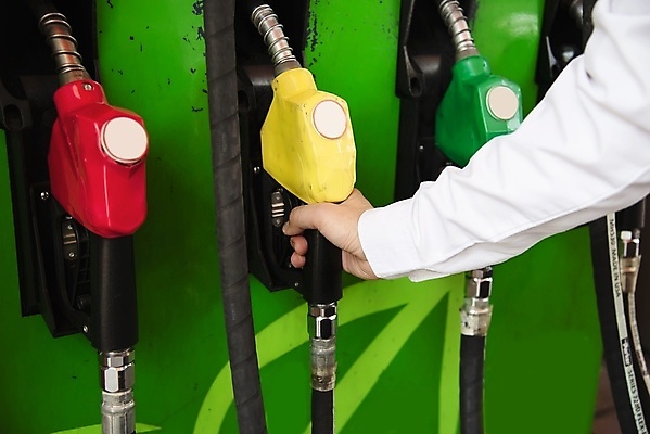 포토 JPG 해외이미지 주간 손 들기 야외 신체부위 잡기 주유기 주유소 주유건 해외포토 자연요소 모션 사람 기계 주유 파일형식 이미지허브