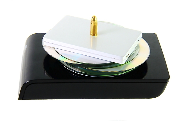 포토 JPG 해외이미지 무기 과학 컨셉 인터넷 비즈니스 미래 사람없음 컴퓨터 금속 자료 웹 어둠 힘 권총 정보 흰색 네트워크 사이버 전쟁 수납 고립 데이터베이스 랜 서버 지능 가상 해외포토 컬러 재질 전자제품 총 파일형식 이미지허브