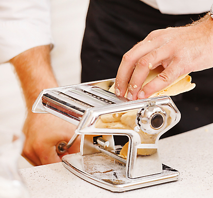 포토 JPG 해외이미지 전통 식기 손 음식 재료 탁자 파스타 요리 사람없음 주방 계란 요리사 기계 이탈리아 신선 작업실 자르기 밀 지중해 주부 날것 반죽 만들기 밀가루 레시피 조작 페투치네 핸드메이드 탈리아텔레 해외포토 직업 유럽 바다 가구 모션 곡류 서양음식 신체부위 알 가루 파스타면 파일형식 이미지허브