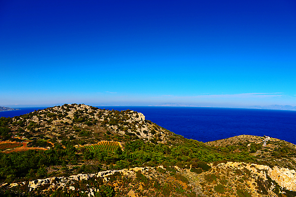 포토 JPG 해외이미지 나무 유럽 모래 파도 바다 섬 여행 자연 하늘 산 풍경 해변 사람없음 야외 초록색 물 여름 파란색 봄 바위 만 크루즈 지중해 그리스 언덕 포도밭 그리스인 울퉁불퉁 수평선 해외포토 자연요소 서양인 식물 계절 나라 컬러 밭 배_교통 돌_바위 생태계 파일형식 이미지허브