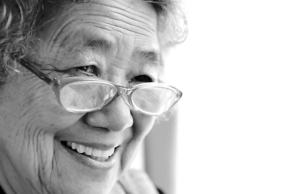 포토 JPG 해외이미지 시선 여자 행복 안경 할머니 엄마 친절 함께함 종류 사랑 한명 미소 사람 동양인 성인 중국 기쁨 회색 아내 만족 옛날 생존 존경 해외포토 1 잡화 노년 감정 아시아 컬러 컨셉 가족 표정 인종 파일형식 이미지허브