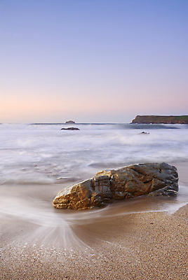 포토 JPG 해외이미지 영어 파도 바다 하늘 휴가 영국 잉글랜드 사람없음 물 빛 태양 뷰티 평화 침묵 고요 황혼 일몰 새벽 절벽 고독 저녁 암초 천국 대서양 광 블러 수평선 콘월 해외포토 자연요소 문자 감정 유럽 컨셉 노을 소리 야간 파일형식 이미지허브