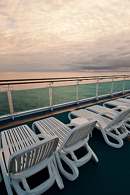 포토 JPG 해외이미지 구름 응시 바다 여행 컨셉 의자 하늘 휴가 휴식 앉기 사람없음 물 흰색 선탠 크루즈 갑판 거짓말 해외포토 자연요소 시선 컬러 가구 배_교통 모션 파일형식 이미지허브