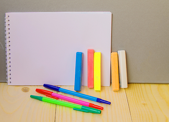 포토 JPG 해외이미지 학생 교육 종이 백그라운드 컨셉 텍스트 통신 학교 문구용품 사람없음 그래픽 책 세로 초록색 컴퓨터 알약 연필 펜 쌓기 우주 디지털 공책 흰색 막대기 가득함 책상 오브젝트 분필 페이지 형광펜 패드 고립 발생 보유 정물화 해외포토 컬러 가구 모션 학용품 전자제품 필기구 약 그림 초크 파일형식 이미지허브