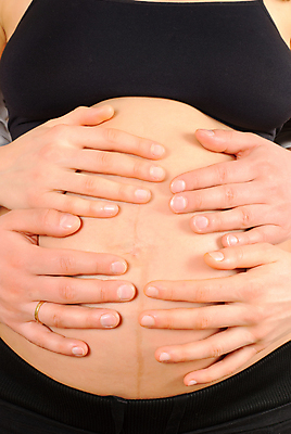 포토 JPG 해외이미지 손 옷 여자 신체 손가락 엄마 사랑 사람 사람없음 부모 약 희망 침묵 임신 만지기 터치 육아 흰색 잡기 기다림 닫기 가슴 준비 팔 팔꿈치 복부 해외포토 감정 컬러 의학 가족 모션 신체부위 소리 파일형식 이미지허브