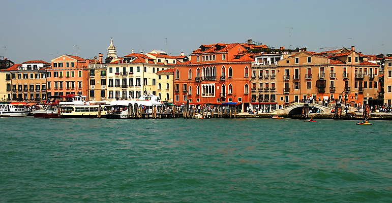 포토 JPG 해외이미지 유럽 바다 여행 건축양식 표면 휴가 주택 풍경 사람없음 야외 건물 물 파란색 도시풍경 컬러풀 노란색 여행객 이탈리아 흰색 도시 보트 중세 역사 곤돌라 그림 운하 베네치아 포트 타운 옛날 채널 해외포토 자연요소 건축물 건축 나라 컬러 배_교통 사람 파일형식 이미지허브