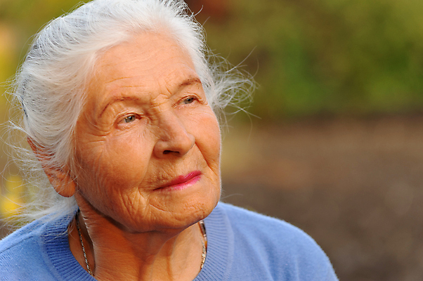 포토 JPG 해외이미지 백인 1 웰빙 여자 노년 감정 얼굴 백그라운드 자연 건강 한명 사람 성인 야외 빛 햇빛 회색 흰색 표현 주름 은퇴 심각 옛날 진짜 유일 표현성 해외포토 서양인 컬러 컨셉 신체부위 태양 생태계 파일형식 이미지허브