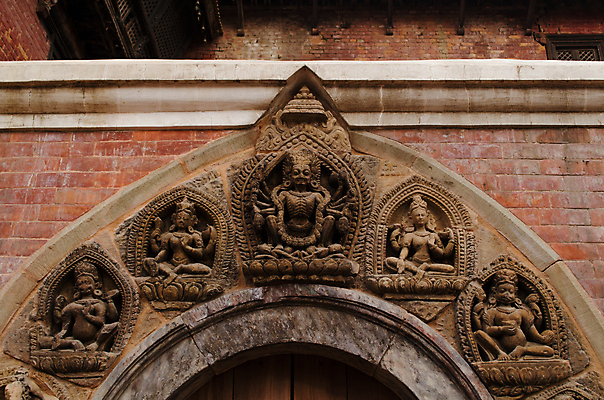 포토 JPG 해외이미지 구름 아시아 종교 여행 불교 건축양식 하늘 지붕 바닥 사람 동양인 사람없음 빨간색 여름 세계 태양 조각상 계단 탑 맑음 궁전 도시 사찰 역사 재산 타일 시력 정사각형 과거 신성 네팔 천연기념물 사리탑 숭배 카트만두 히말라야 힌두교 해외포토 자연요소 도형 건축물 계절 건축 나라 컬러 컨셉 고건축 종교건축 날씨 인종 금융 조형물 파일형식 산맥 이미지허브
